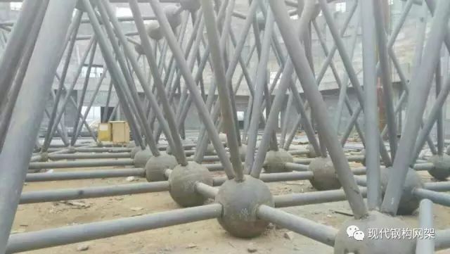 设备焊接标准资料下载-[行业知识]普通焊接球网架的施工方案（收藏备用）