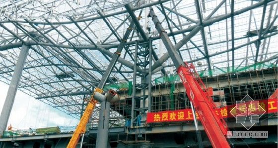 [广东]大型火车站工程六大关键施工技术研究（442页，附图丰富）-6桁架柱吊装图