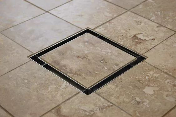 防臭,防虫三大重任,如果安装在卫生间进门处,一旦地漏坏了,异味会很快