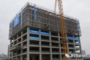 无脚手架施工升降机资料下载-自提升脚手架和传统脚手架相比哪个成本更低？