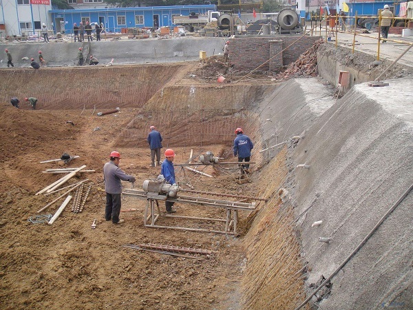 河道塑钢板桩施工方案资料下载-深基坑支护及开挖施工方案Word版（共22页）