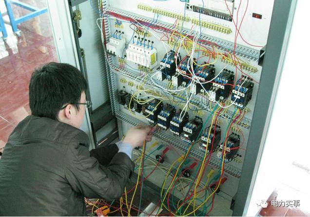 插座如何接线的视频资料下载-电工在带电作业时，该如何断电接线？