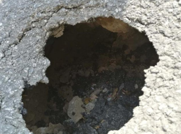 无锡道路施工资料下载-无锡一道路出现塌陷，坑洞直径80厘米深达4米！