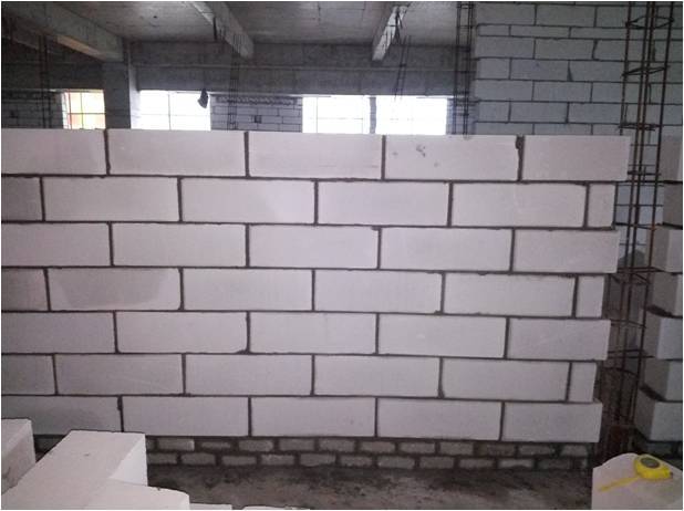 [QC成果]提高蒸压加气混凝土砌块墙体砌筑一次合格率-砌筑至半个楼层现场图