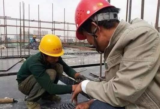 建筑工人工资管理资料下载-建筑工人一天300元的工资是这样得来的，看完还羡慕吗？