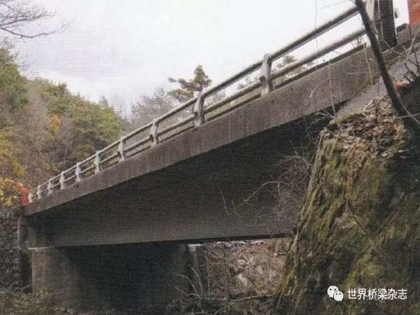 桥梁护栏涂装资料下载-使用56年的铝合金桥梁现状和耐久性