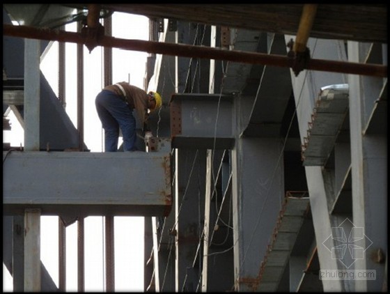 [QC成果]高层建筑非对称巨型钢桁架安装方法研发-钢连廊对接合拢微调中 