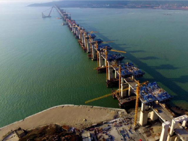 平潭公铁两用桥资料下载-中国首座跨海峡公铁两用大桥完成桩基施工