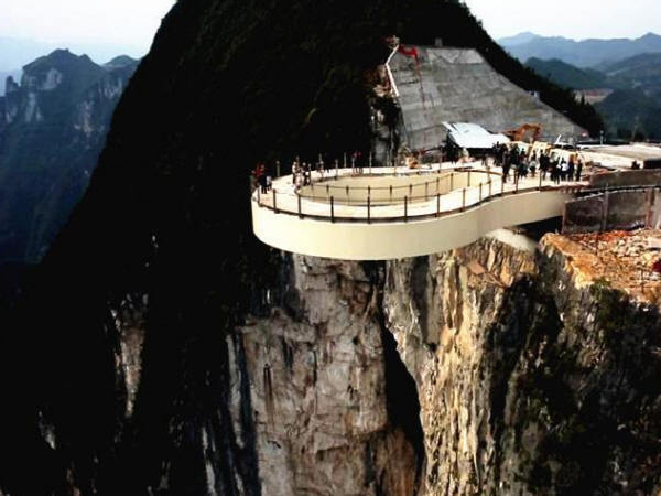 挑玻璃廊桥资料下载-“云端廊桥”高千米凸出悬崖30米，承重千吨可抗8级地震