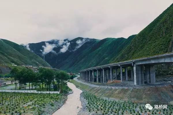 青藏高原多年冻土区建成首条高速公路，今天通车！_10