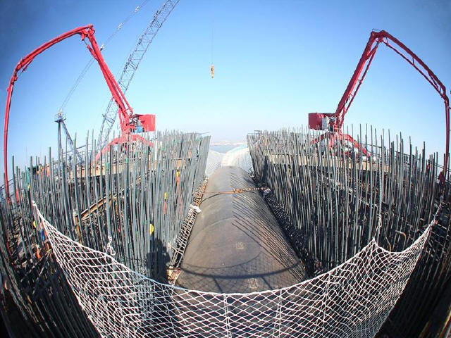 沪通长江大桥施工案例资料下载-沪通长江大桥28号主墩施工高度突破200米