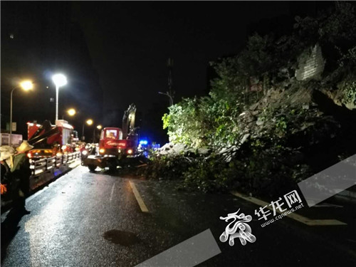 地质队地勘资料下载-重庆海尔路一边坡垮塌阻断交通经过快速抢险现已恢复通行