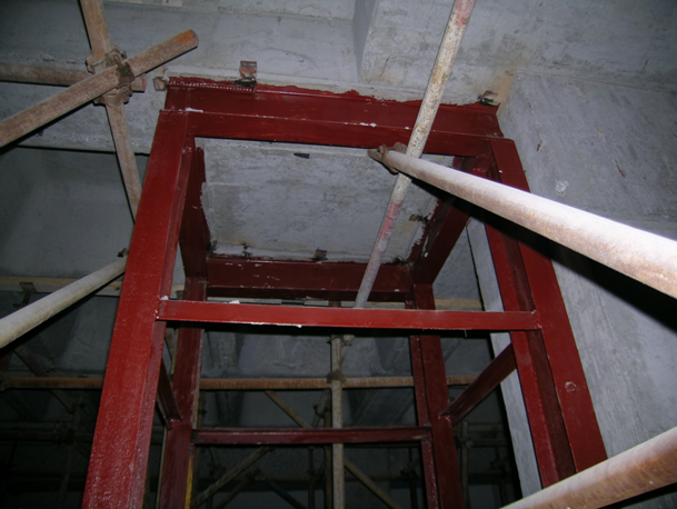 铝合金窗钢副框施工工法资料下载-工具式钢支撑施工升降机基础加固施工工法