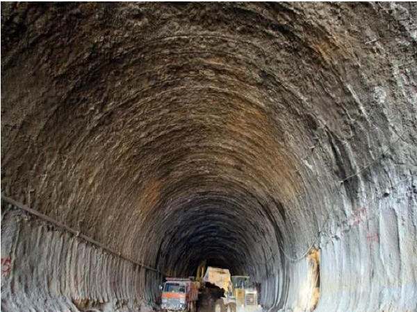 隧道洞混凝土浇筑资料下载-无导洞法施工连拱隧道技术
