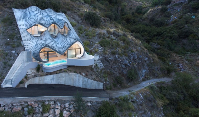 山地上的建筑资料下载-挑战42度倾角山地 — 悬崖上的住宅 / GilBartolome Architects