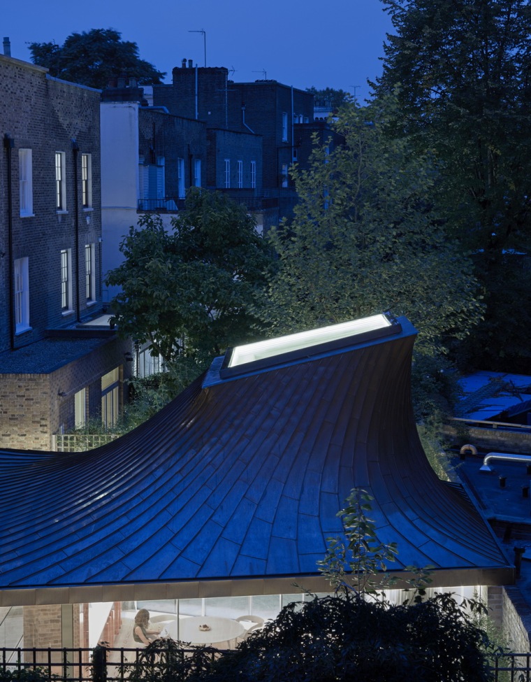 屋顶天窗构造详图资料下载-弧曲屋顶仰望天空，居住空间深埋大地——伦敦隐秘的花园住宅