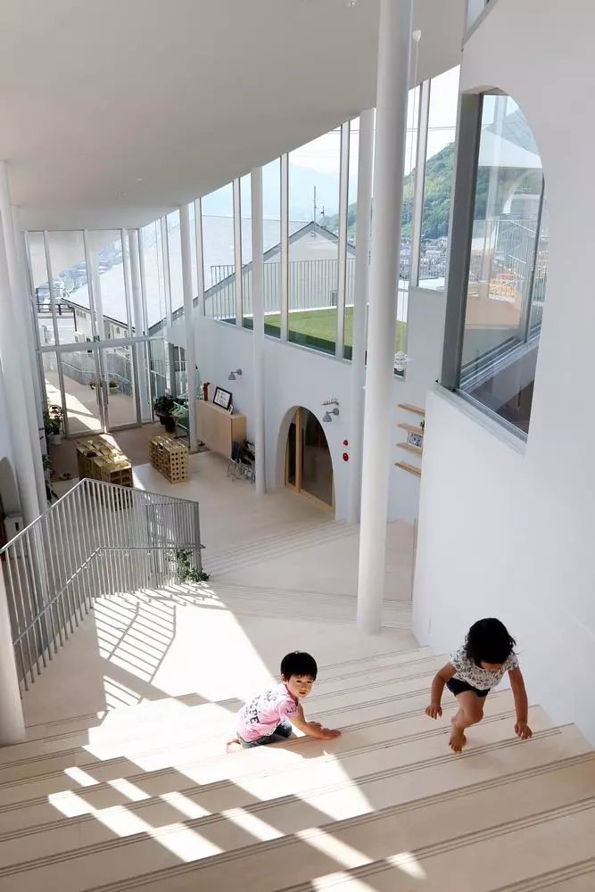 日本“斜坡地形”的幼儿园，创造了各种自然形状的空间。_14