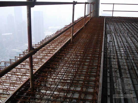 钢筋桁架楼承板浇筑方案资料下载-超高层建筑组合无支撑超长悬挑板施工工法（多图）