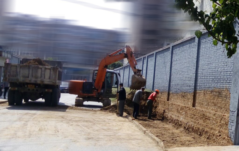 道路的现状图资料下载-请问如图的围墙现状是不是有严重问题？