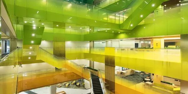 色彩在室外建筑中的运用资料下载-运用60种不同颜色玻璃“串”起来的苏州微软研发中心