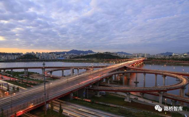 项目经理评定资料下载-项目经理谈公路桥梁施工管理