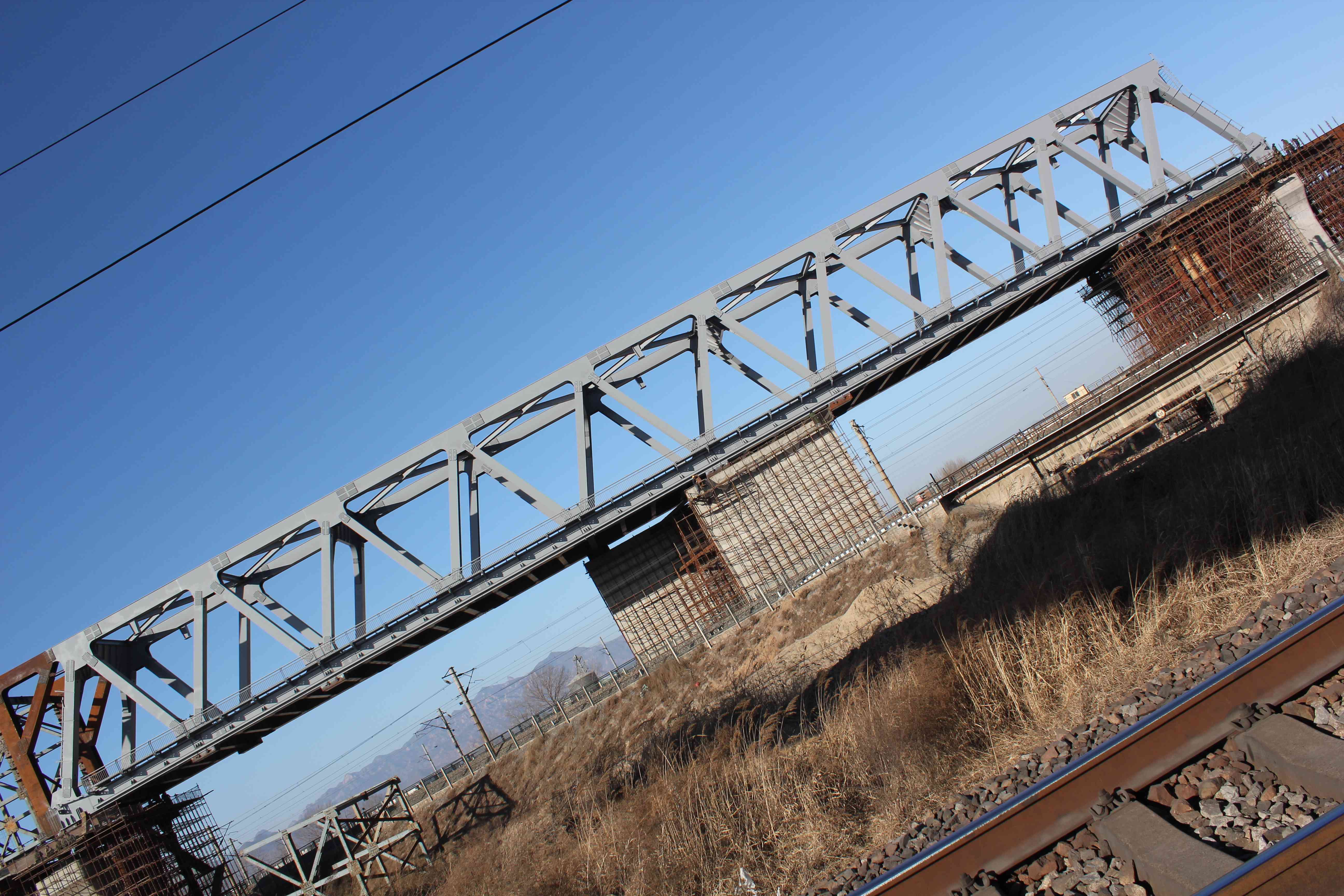 [分享]津秦铁路某跨既有线顶推钢桁梁