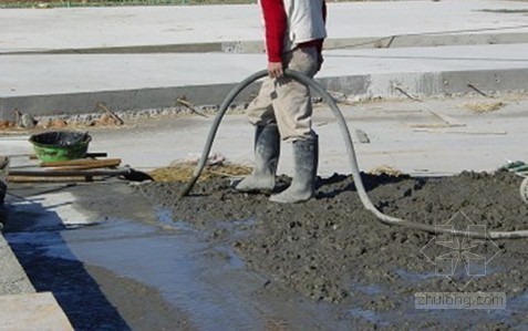 水泥混凝土路面施工技术及常见病害防治118页-插入式振捣器振捣 