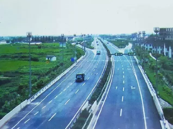 最新中国自然公路区划图资料下载-中国首条高速公路的“前世今生”