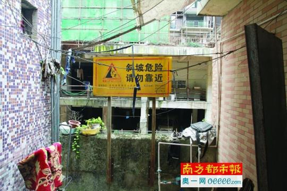 房屋建在75度边坡上成“吊脚楼”-房屋旁边悬挂着的警示牌.jpg