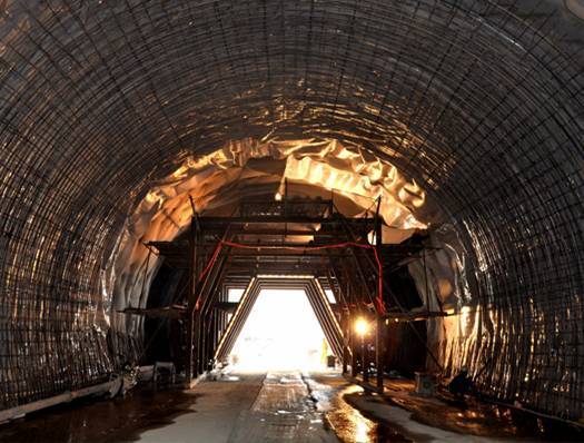 隧道地下大跨硬岩资料下载-硬岩掘进机在软岩隧道施工中是怎么应用的？