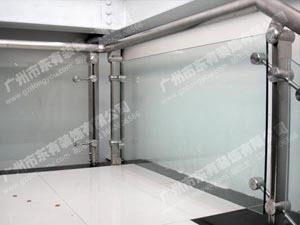 15mm钢化玻璃幕墙资料下载-金属立柱厂家 地铁不锈钢钢化玻璃扶手
