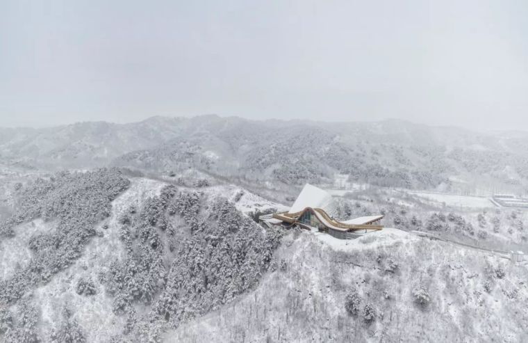 北京韩美林艺术馆资料下载-dEEP 新作“山顶艺术馆”，一座‘依山而建，顺势而筑’的自然建