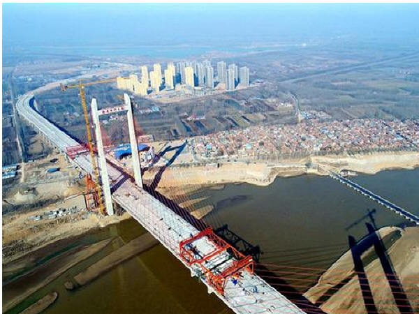 720m钢桁梁斜拉桥资料下载-双塔钢混组合梁斜拉桥济齐黄河大桥主梁边跨合龙