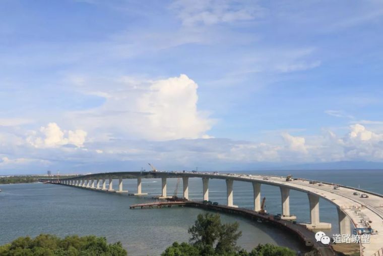 重庆大桥标书资料下载-中国交建 文莱首座跨海大桥大摩拉岛大桥合龙