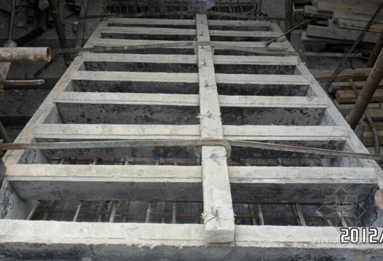 槽式光电开关资料下载-[QC成果]清水混凝土楼梯卡槽式木模板体系创新研究