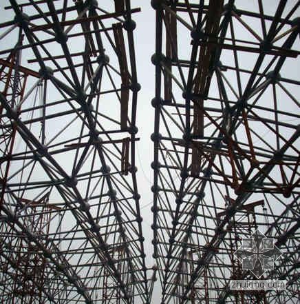 钢网架整体提升专项方案资料下载-确保复杂钢网架提升就位（QC成果 PPT）