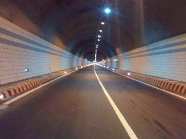 轮廓反光设施中高速公路隧道工程应用_5