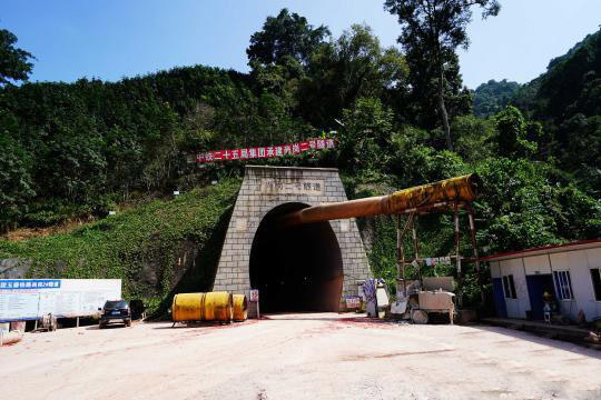 低盐地下水资料下载-中老铁路（中国段）首个2公里以上隧道贯通