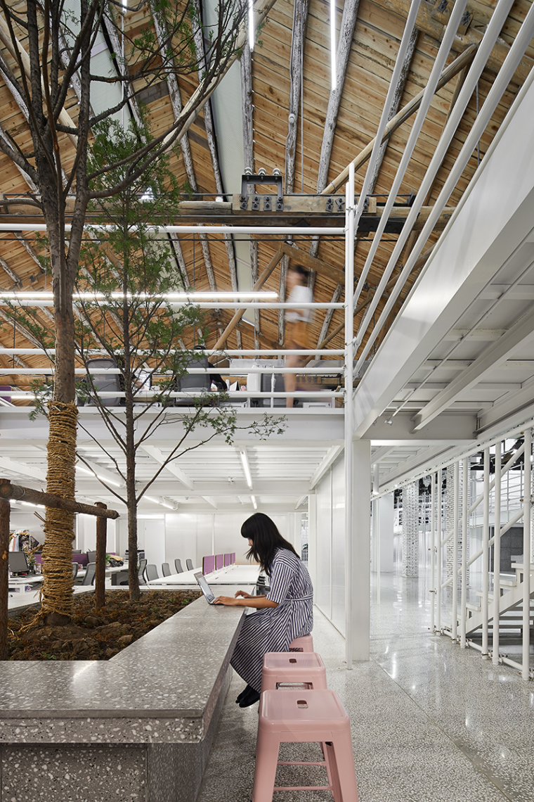 上海UOOYAA品牌办公室-010-Unfinished-Space-UOOYAA-Office-By-XCollective-Design