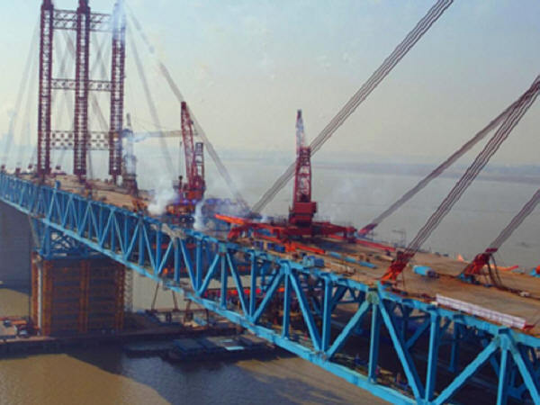跨度拱桥设计图资料下载-世界最大跨度公铁两用钢拱桥“天生港航道桥”合龙