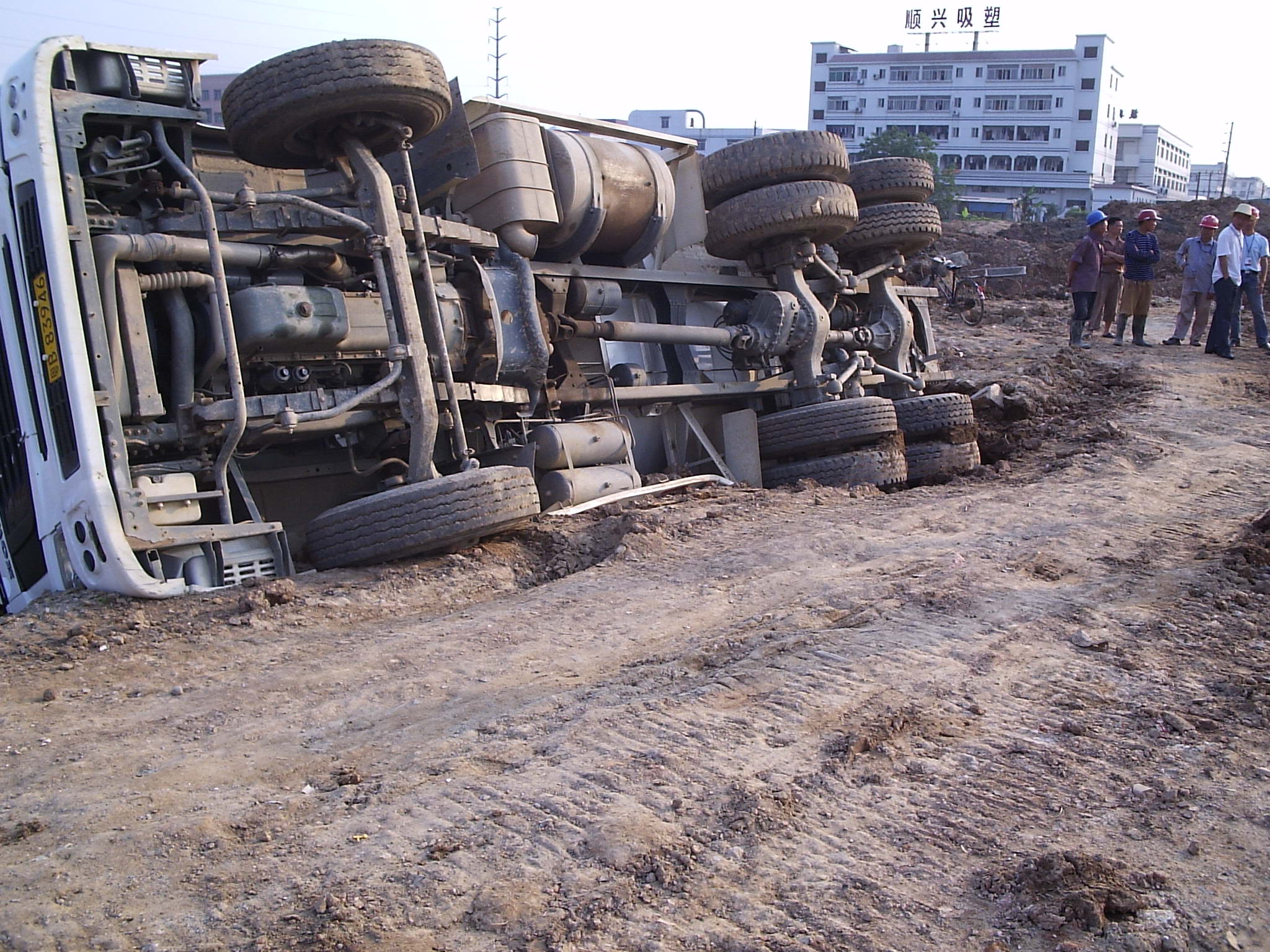 发几张工地上翻车的照片