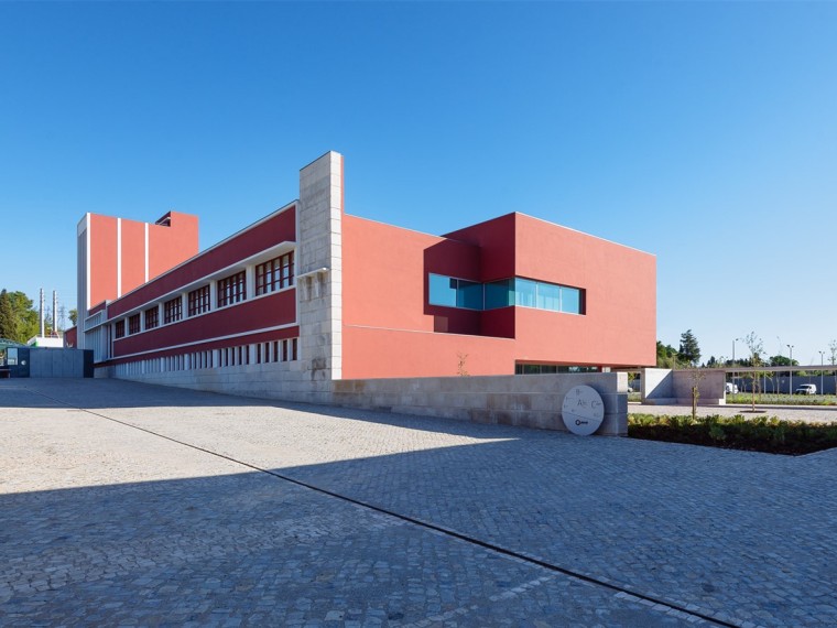 顺风物流中心建筑设计资料下载-葡萄牙药厂总部和物流中心