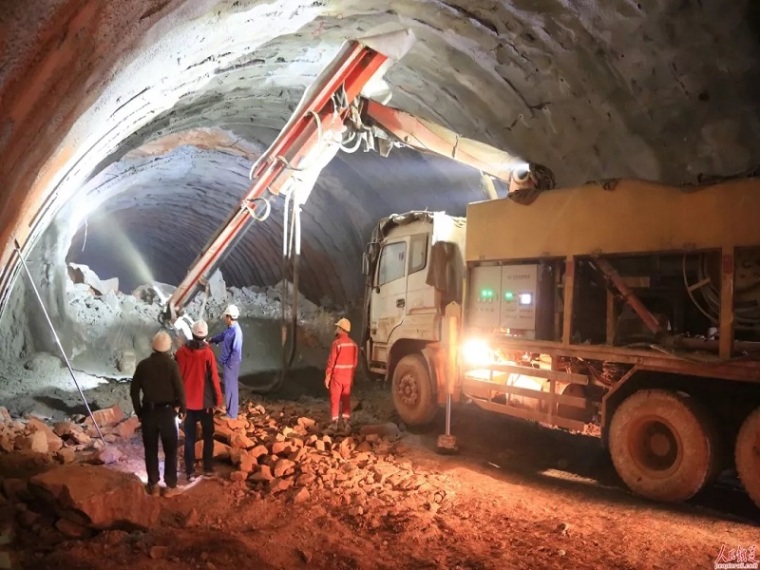 隧道施工安全警示资料下载-隧道工程施工安全技术交底
