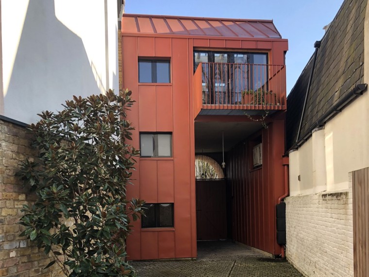 英国房屋内部资料下载-英国橘红金属拼接的住宅
