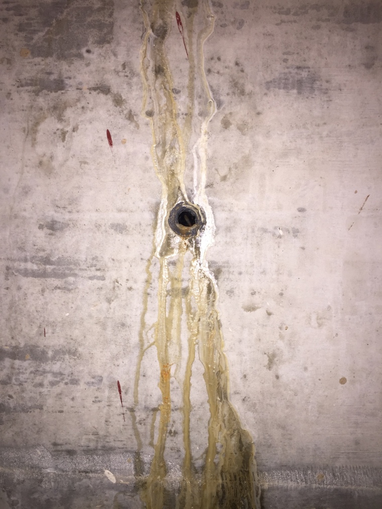 地下室止水螺杆处理资料下载-地下室外墙止水螺杆处渗水以及裂缝处渗水如何正确处理.?