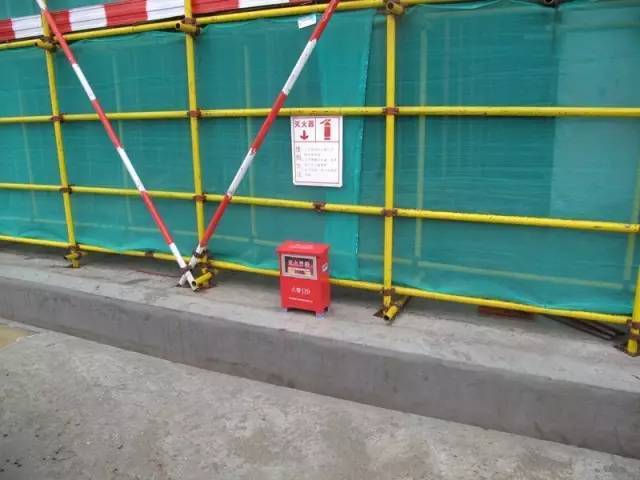 毛细管网辐射采暖供冷图片资料下载-建筑工程安全标准化示范工地图片——高处作业