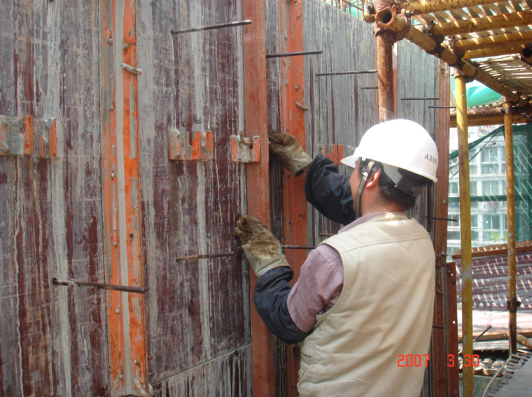 墙模板施工照片资料下载-模板覆膜型钢框体系施工工法
