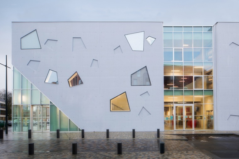 梯形玻璃穿透混凝土墙体：法国莫沃艺术中心-调整大小 02.jpg