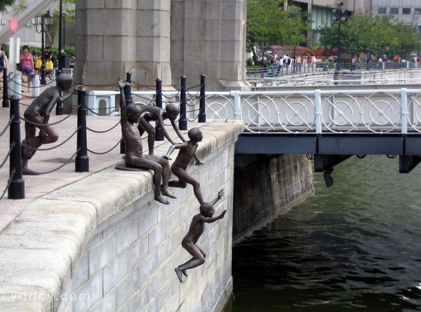 23个世界上最具创意的城市雕塑！-24个世界上最具创意的城市雕塑-新加坡小孩子跳水嬉戏的雕塑