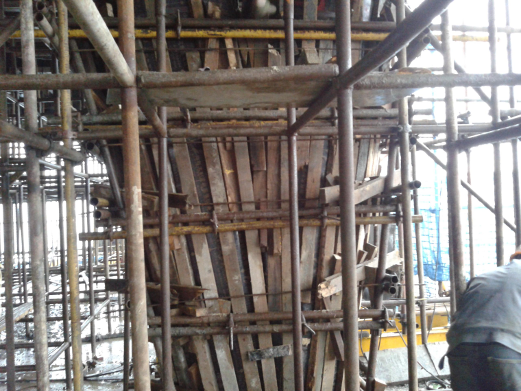 现浇钢筋混凝土“V”型圆柱施工工法-“V”型圆柱型腔体部分加固及柱脚注浆